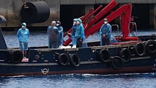 Los pasajeros desembarcan del crucero MV Hondius, afectado por el hantavirus, en el puerto de Granadilla, Islas Canarias, España, el 10 de mayo de 2026.