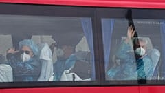 مسافران کشتی آلوده به هانتاویروس در حین تخلیه، بندر تنریف، ۱۰ مه ۲۰۲۶