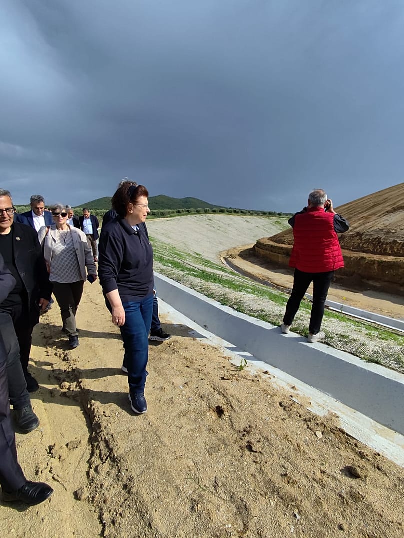 Η υπουργός Πολιτισμού της Ελλάδας, Λίνα Μενδώνη, κατά την αυτοψία της στον περίβολο του Τύμβου Καστά