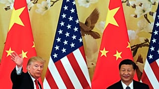 أرشيف. الرئيس الأميركي دونالد ترامب يلوّح إلى جانب الرئيس الصيني شي جينبينغ بعد مؤتمر صحفي مشترك في قاعة الشعب الكبرى في بكين، الصين، نوفمبر 2017.