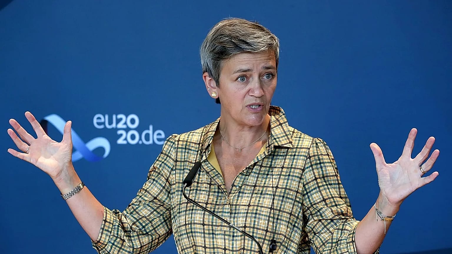 صورة من الأرشيف - نائبة الرئيس التنفيذي للمفوضية الأوروبية، مارغريت فيستاغر، تتحدث إلى وسائل الإعلام