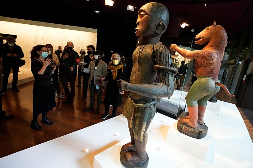 Des statues anthropomorphes en bois, dérobés par l'armée française au XIXe siècle en Afrique de l'Ouest exposées à Paris en 2021 avant restitution au Bénin