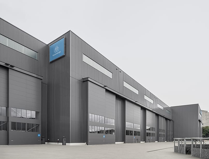 Die Schiffbauhalle zur Fertigung von U-Booten vereint acht Hallen und ist über 32 Meter hoch.