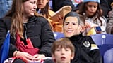 Un bambino sugli spalti indossa una maschera del portoghese Cristiano Ronaldo prima di una partita di qualificazione del gruppo F ai Mondiali 2026.