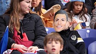 Uma criança nas arquibancadas usa uma máscara do português Cristiano Ronaldo antes de um jogo de futebol de qualificação do grupo F para o Mundial de 2026