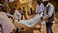 يحمل الجيران والأقارب جثمان محمد الساوي، البالغ من العمر 73 عاماً، والذي قُتل عام 2023 على يد قوات الدعم السريع شبه العسكرية في أم درمان، على مشارف الخرطوم، السودان، يوم الاثن