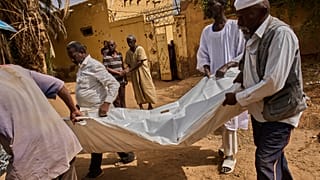 يحمل الجيران والأقارب جثمان محمد الساوي، البالغ من العمر 73 عاماً، والذي قُتل عام 2023 على يد قوات الدعم السريع شبه العسكرية في أم درمان، على مشارف الخرطوم، السودان، يوم الاثن