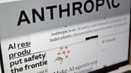 Az Anthropic weboldalának oldalai és a cég logója látható egy számítógép képernyőjén New Yorkban 2026. február 26-án.