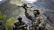 Ein Soldat während einer Presseveranstaltung der Schweizer Armee in Elm, Schweiz, am 18. Mai 2026, mit einer Drohne