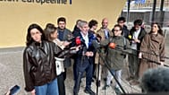 El presidente de las Islas Canarias, Fernando Clavijo, en el centro, habla con periodistas a las afueras de la sede de la UE en Bruselas, el miércoles 6 de mayo de 2026.