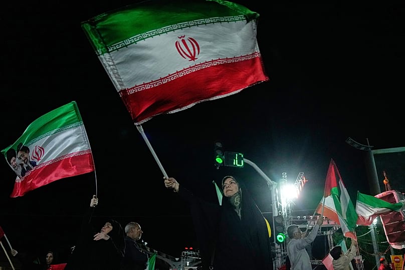  متظاهرون مؤيدون للحكومة يلوحون بالأعلام الإيرانية خلال تجمع في طهران، إيران، يوم الاثنين 27 أبريل/نيسان 2026.