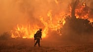 Ein Feuerwehrmann kämpft am siebten August zweitausendfünfundzwanzig im Hasley Canyon in Kalifornien gegen das Canyon-Feuer.