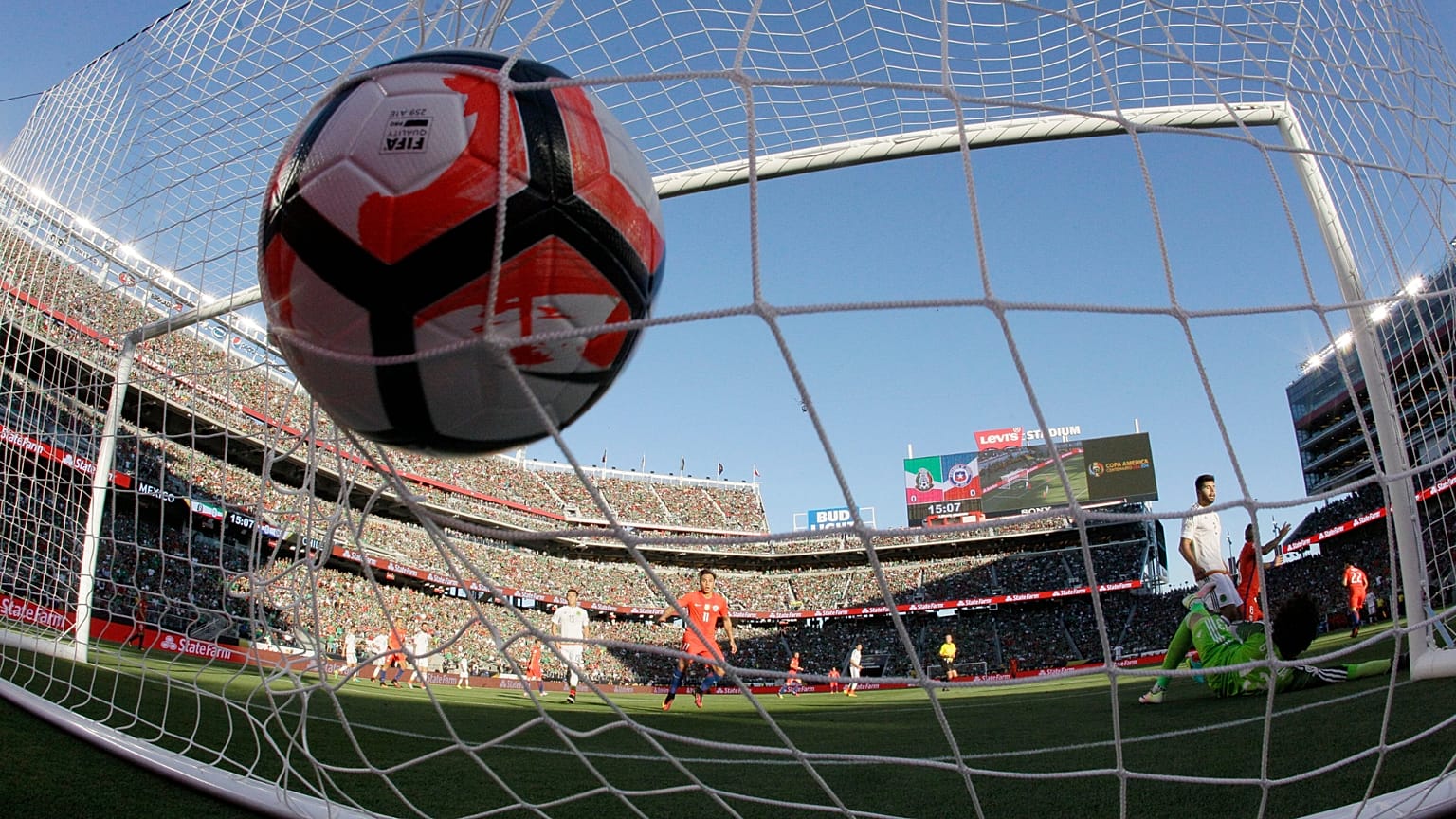 El guardameta Guillermo Ochoa recibe un tanto durante un partido de su selección