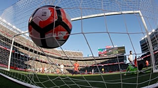 El guardameta Guillermo Ochoa recibe un tanto durante un partido de su selección