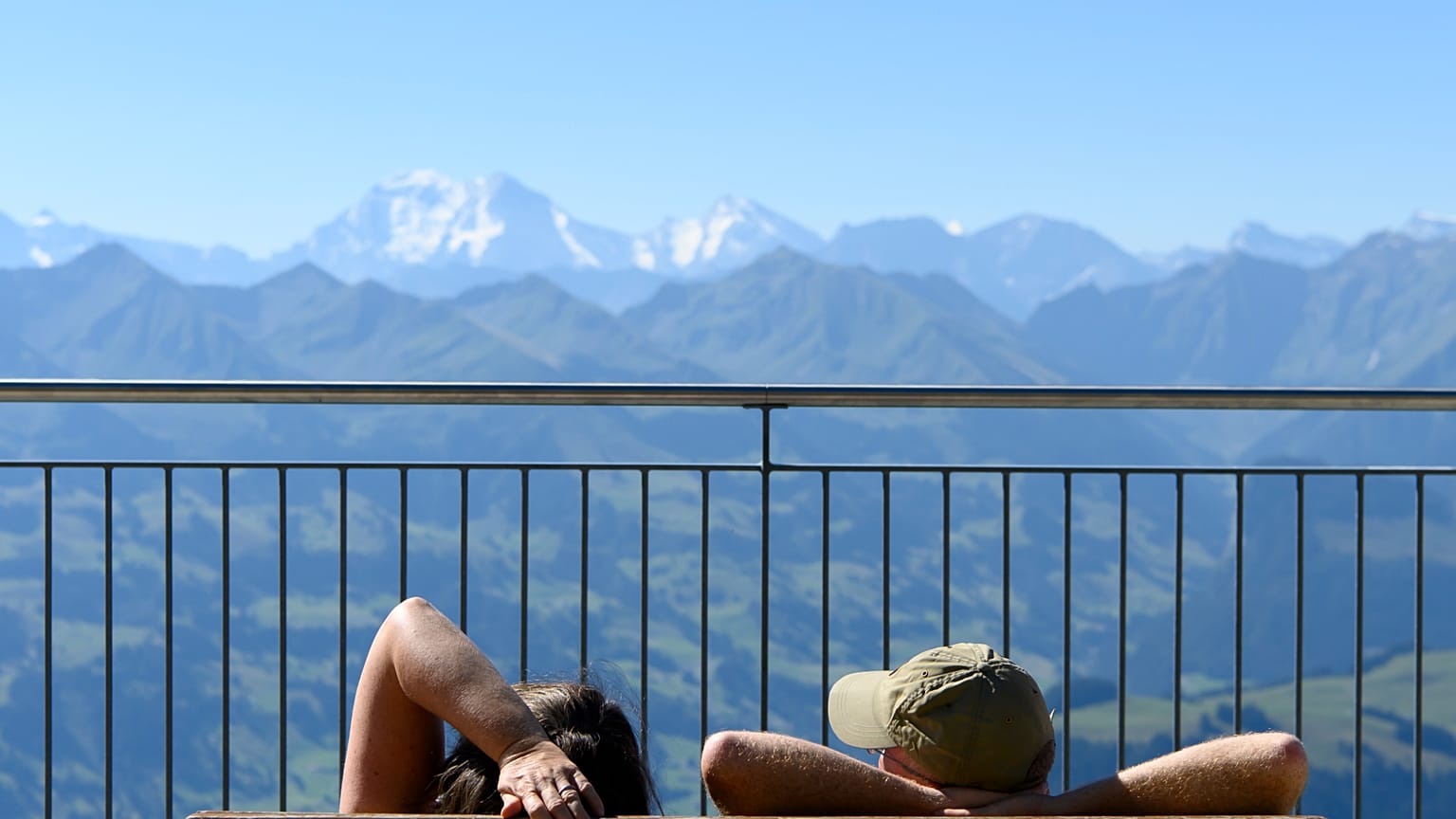 I turisti si godono il bel tempo e la vista dello Stockhorn sopra Erlenbach, nelle Alpi Bernesi, in Svizzera, sabato 8 agosto 2020.