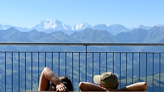 Touristen genießen das schöne Wetter und den Blick auf den Stockhorn oberhalb von Erlenbach in den Berner Alpen in der Schweiz, Samstag, 8. August 2020.