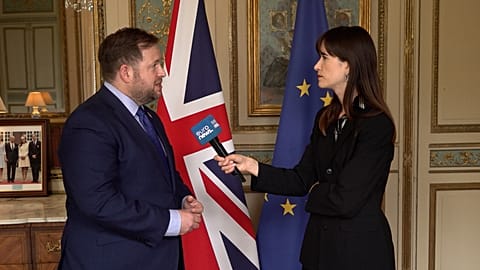 Stephen Doughty, Ministro de Estado para a Europa do Reino Unido e Angela Skujins, Euronews