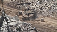 جنود إسرائيليون يقودون دبابة في جنوب لبنان، كما يُرى من شمال إسرائيل، الأربعاء 29 أبريل/نيسان 2026. (صورة من وكالة أسوشييتد برس/أرييل شاليت)