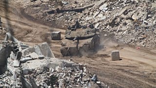 جنود إسرائيليون يقودون دبابة في جنوب لبنان، كما يُرى من شمال إسرائيل، الأربعاء 29 أبريل/نيسان 2026. (صورة من وكالة أسوشييتد برس/أرييل شاليت)