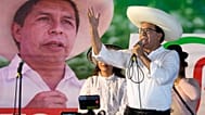 El candidato presidencial Roberto Sánchez, del partido Juntos por el Perú, pronuncia un discurso con una pancarta del expresidente Pedro Castillo de fondo, durante un mitin