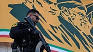 أحد عناصر الشرطة الإيرانية، طهران، إيران، الأربعاء 29 أبريل/نيسان 2026.