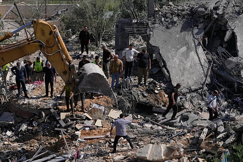 Rettungskräfte suchen mit schwerem Gerät in den Trümmern von Häusern, die durch einen israelischen Luftangriff im Dorf Saksakieh beschädigt wurden, nach Überlebenden, 9. Mai 2026