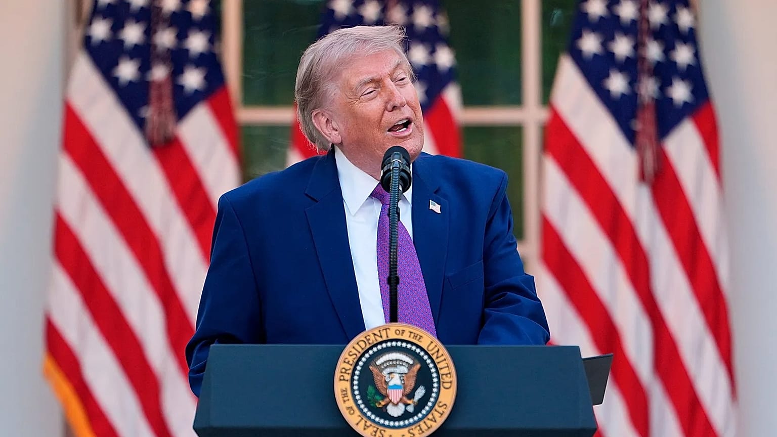 الرئيس الأميركي دونالد ترامب في حديقة الورود بالبيت الأبيض، الاثنين 11 مايو/أيار 2026، في واشنطن.