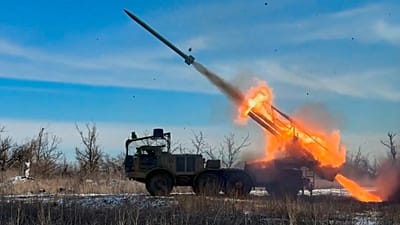FILE - Un lanciarazzi multiplo semovente russo spara verso le posizioni ucraine. Venerdì 6 marzo 2026.