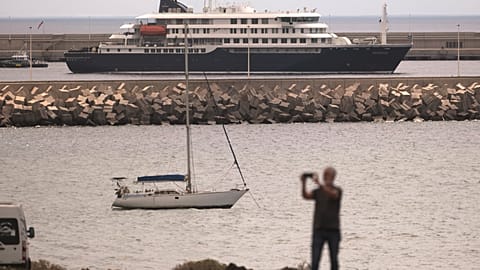 Круизное судно MV Hondius, зараженное хантавирусом, стоит на якоре в порту Гранадилья, Тенерифе, Канарские острова, Испания, 11 мая 2026 года.