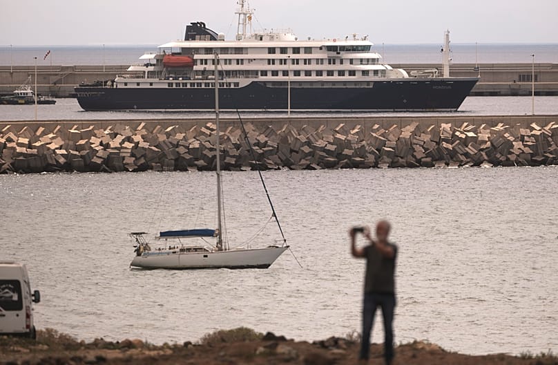 O navio de cruzeiro MV Hondius, infetado com hantavírus, no porto de Granadilla, em Tenerife, Espanha