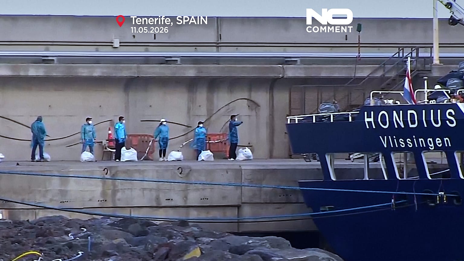 Passagiere verlassen die MV Hondius nach dem Hantavirus-Ausbruch auf Teneriffa, Spanien, am elften Mai 2026.