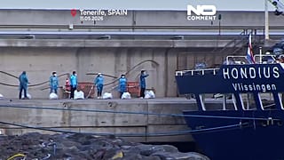Επιβάτες αποβιβάζονται από το MV Hondius μετά το ξέσπασμα hantavirus στην Τενερίφη, Ισπανία, 11 Μαΐου 2026.