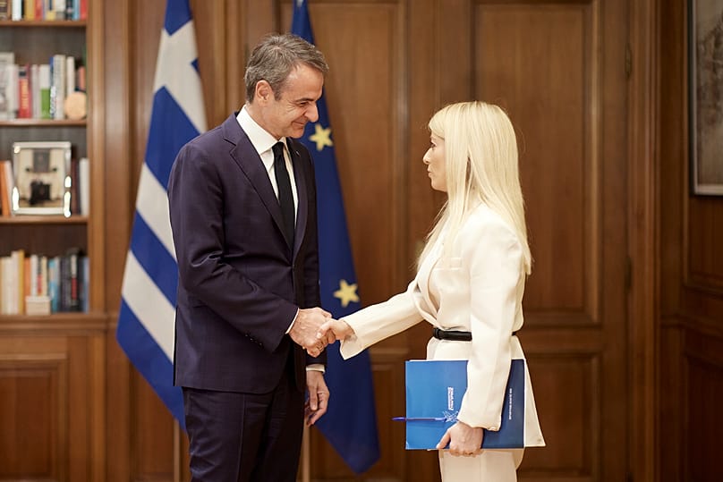 Ο Κυριάκος Μητσοτάκης καλωσορίζει στο Μέγαρο Μαξίμου την Αννίτα Δημητρίου