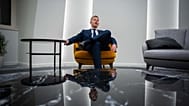 Magyar Péter a Miniszterelnöki Kabinetiroda szivarszobájában