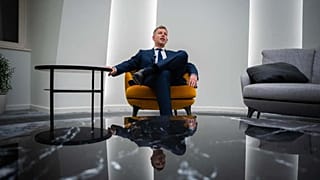 Magyar Péter a Miniszterelnöki Kabinetiroda szivarszobájában