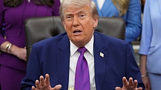 الرئيس دونالد ترامب يتحدث للصحفيين في حدث حول الرعاية الصحية للأمهات، الاثنين 11 مايو 2026، في المكتب البيضاوي بالبيت الأبيض، في واشنطن. (صورة AP/جاكلين مارتن)