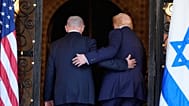 ترامب ونتنياهو يدخلان نادي مارالاغو في فلوريدا، 29 ديسمبر/كانون الأول 2025، بعد استقبال رسمي.