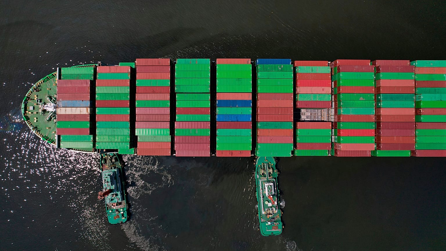 Archivbild: Schlepper begleiten ein Containerschiff beim Anlegen am Manila International Container Terminal in der philippinischen Hauptstadt am acht April 2025.