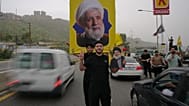 أشخاص يرفعون صورًا لزعيم حزب الله نعيم قاسم في منطقة الجية قرب صيدا جنوب لبنان، يوم الجمعة 17 أبريل/نيسان 2026، عقب وقف إطلاق النار بين إسرائيل وحزب الله.