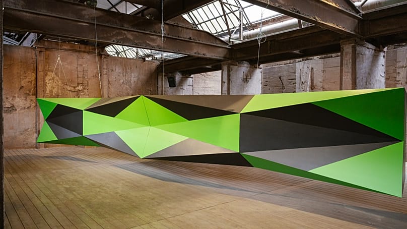 "One Beam", Boris Tellegen’in eseri, Almanya’nın Voelklingen kentindeki Urban Art Biennale’nin bir bölümünde sergileniyor, Mayıs 2026.