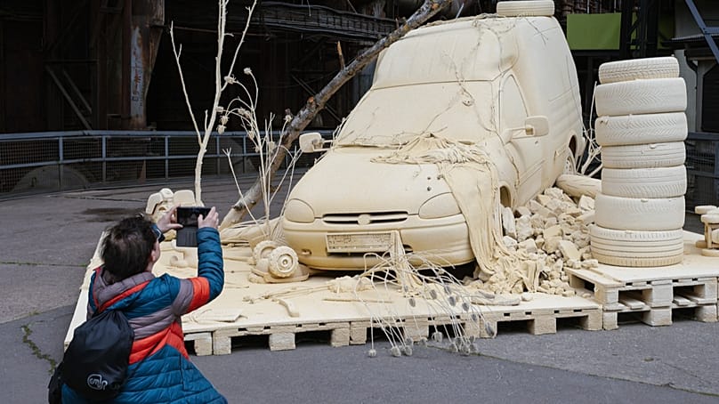 "Les Silence des Departs", Tomas Lacque, Urban Art Biennale 2026 kapsamında, Voelklingen, Almanya, 6 Mayıs 2026