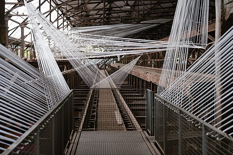 "Transit der Erinnerung" (Belleğin Transit Geçişi), sanatçı Vortex-X’in eseri; Almanya’daki eski demir fabrikası Voelklinger Huette’de Urban Art Biennale kapsamında sergileniyor.
