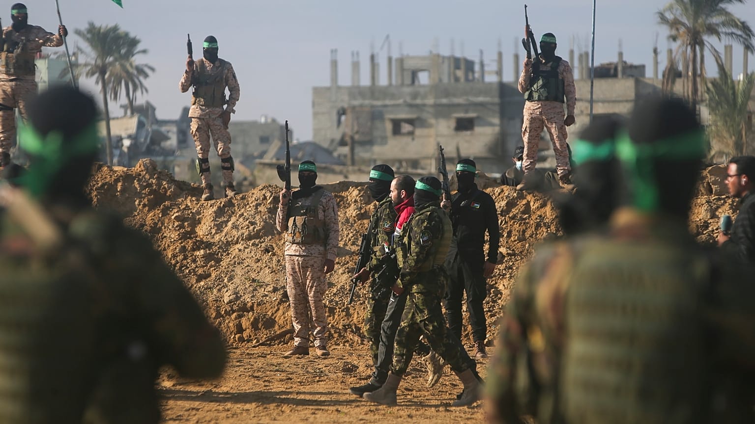 ياردن بيباس الإسرائيلي، 34 عامًا، المحتجز كرهينة لدى حماس في غزة منذ 7 أكتوبر 2023، يرافقه مقاتلو حماس قبل تسليمه إلى الصليب الأحمر في خان يونس