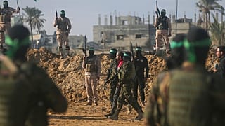 L'israeliano Yarden Bibas, 34 anni, tenuto in ostaggio da Hamas a Gaza dal 7 ottobre 2023, viene scortato da combattenti di Hamas prima di essere consegnato alla Croce Rossa a Khan Younis.