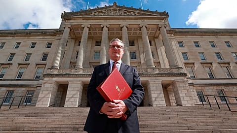 İngiltere Başbakanı Sir Keir Starmer Belfast'taki Parlamento Binaları önünde poz verirken, 8 Temmuz, 2024