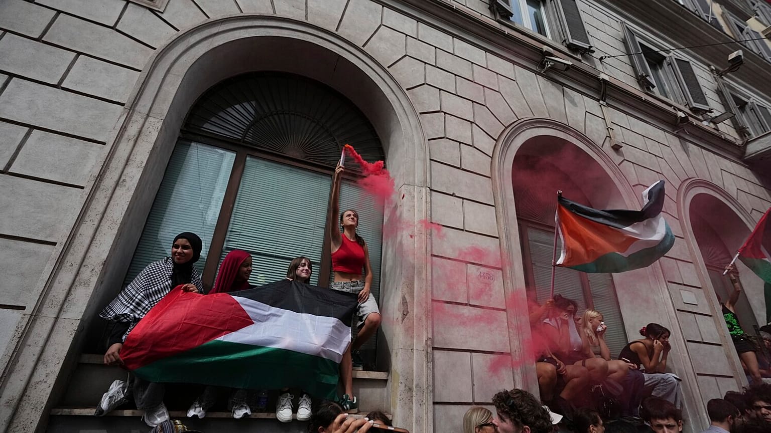 يلوح الناس بالأعلام الفلسطينية أثناء مشاركتهم في مظاهرة كجزء من احتجاج وطني وإضراب عام ضد الحرب في غزة، في روما، الاثنين 22 سبتمبر 2025. (صورة AP/أليساندرا تارانتينو)