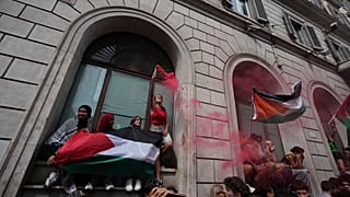 يلوح الناس بالأعلام الفلسطينية أثناء مشاركتهم في مظاهرة كجزء من احتجاج وطني وإضراب عام ضد الحرب في غزة، في روما، الاثنين 22 سبتمبر 2025. (صورة AP/أليساندرا تارانتينو)