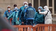 Los pasajeros desembarcan del crucero MV Hondius, afectado por el hantavirus, en el puerto de Granadilla, Islas Canarias, España, el 10 de mayo de 2026.