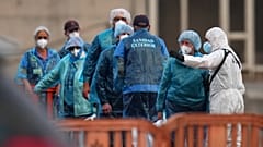 Los pasajeros desembarcan del crucero MV Hondius, afectado por el hantavirus, en el puerto de Granadilla, Islas Canarias, España, el 10 de mayo de 2026.