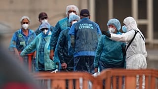 Los pasajeros desembarcan del crucero MV Hondius, afectado por el hantavirus, en el puerto de Granadilla, Islas Canarias, España, el 10 de mayo de 2026.